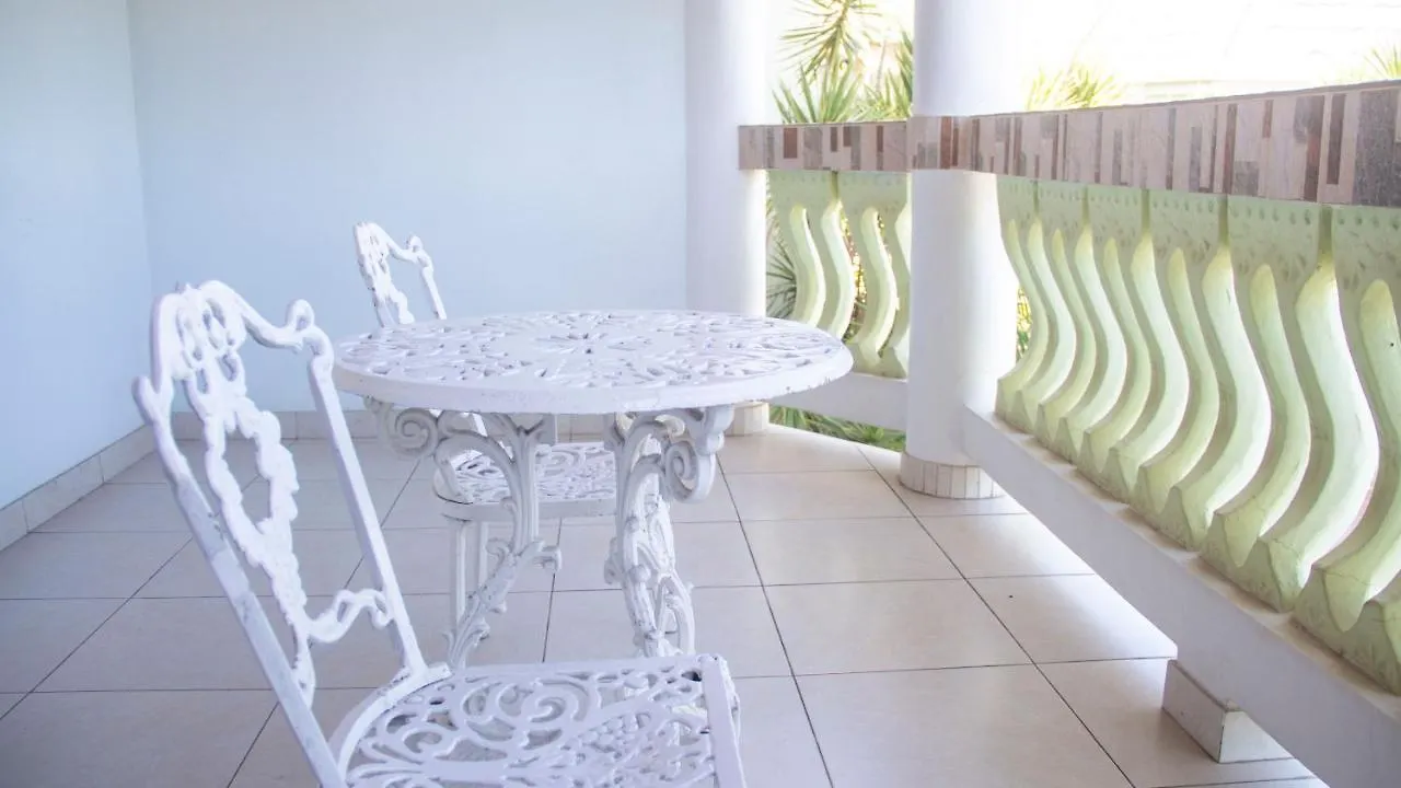 Holidays At Holiday Heaven Runaway Bay Bed & Breakfast