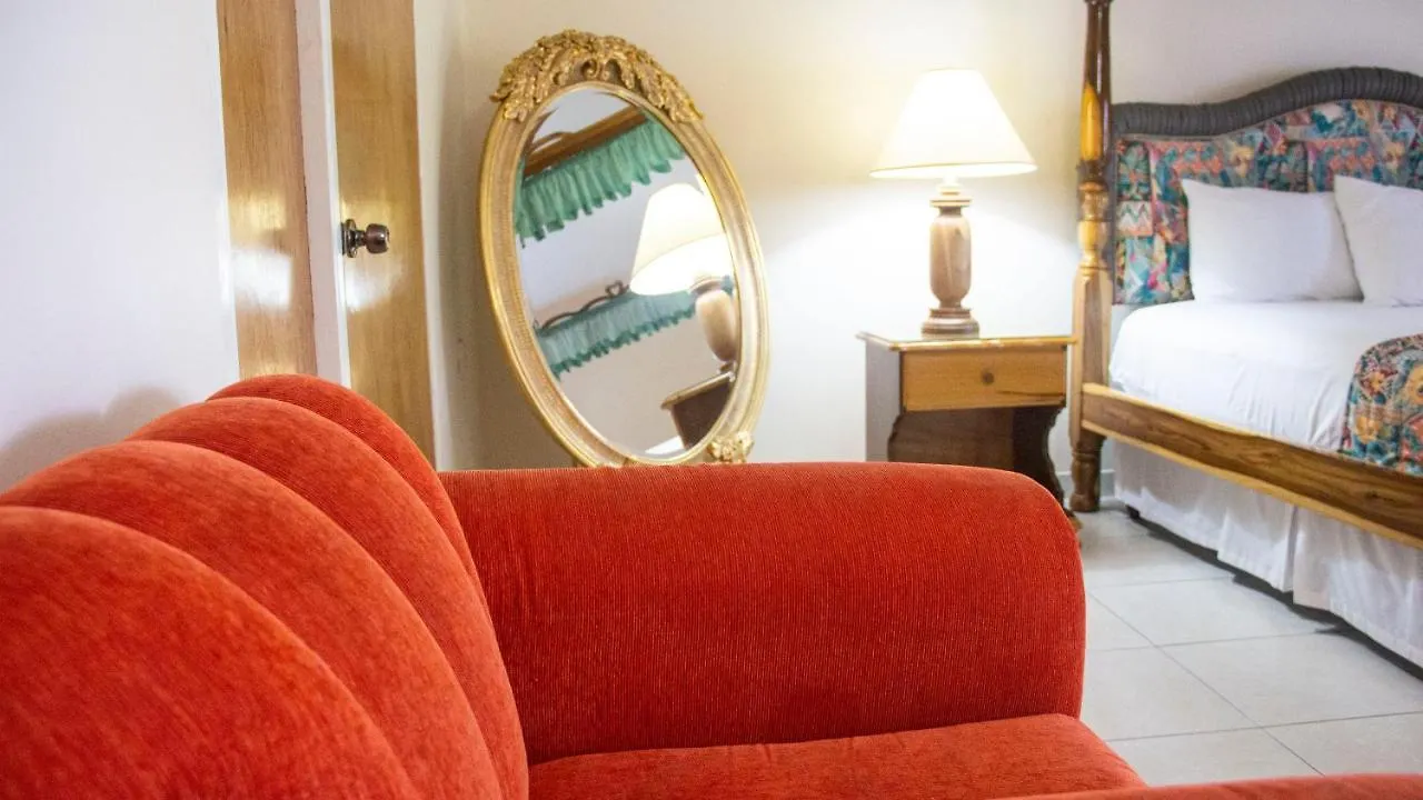 Holidays At Holiday Heaven Runaway Bay Bed & Breakfast